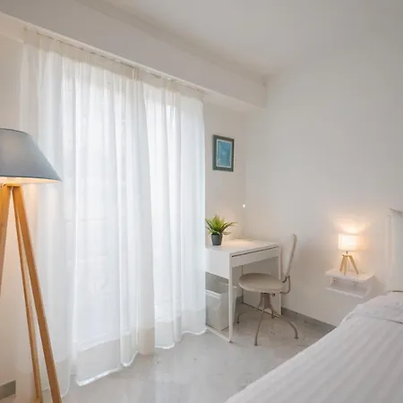 Le Victoria - Beau 2p Avec Vue Laterale, Balcon, Piscine, Sauna Et Parking Prive Au Centre De Apartament Mentona