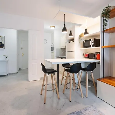 Le Victoria: Seafront Elegance With Pool And Sauna In Apartment Menton