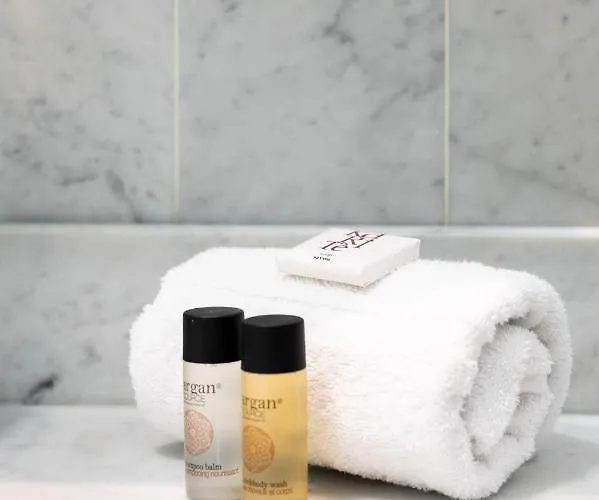 Le Victoria: Seafront Elegance With Pool And Sauna In Apartment *