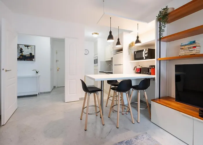 Le Victoria: Seafront Elegance With Pool And Sauna In Apartment Menton