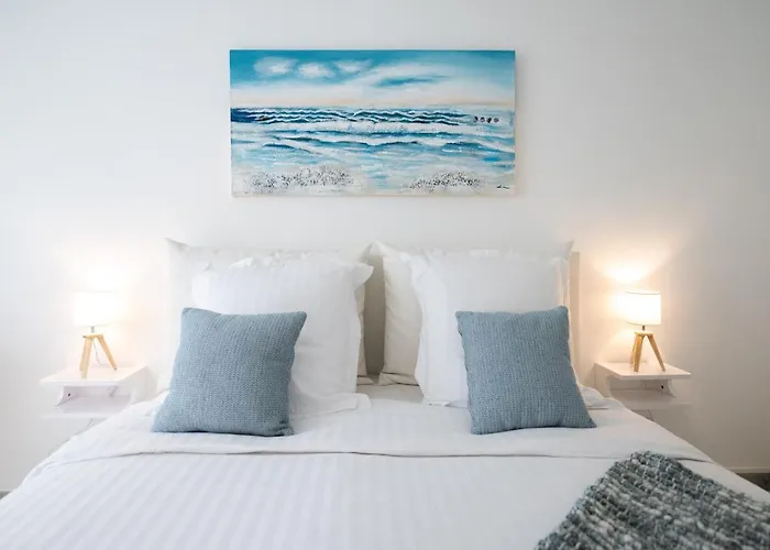 Le Victoria: Seafront Elegance With Pool And Sauna In Apartment Menton